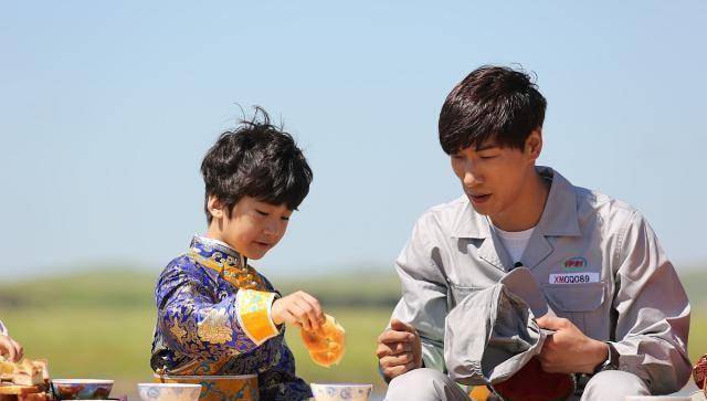 有种"长大"叫张亮儿子,12岁身高直逼模特老爸,帅到认不出_寇静_爸爸