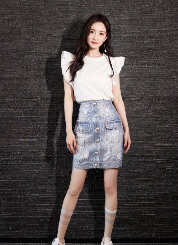 杨幂的"渐变袜"好有艺术感,腿围能改变颜色,越细的腿颜色越深_丝袜