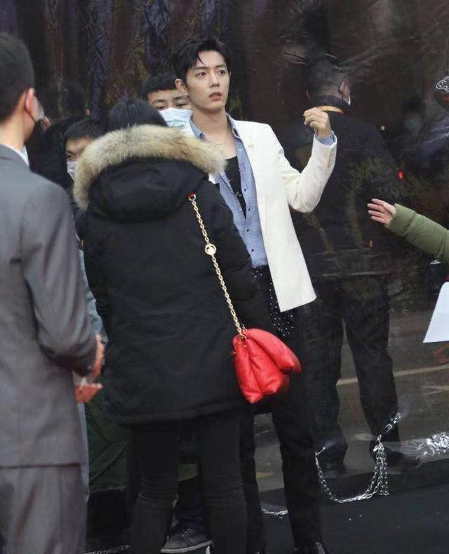 肖战穿豆豆鞋上晚会,化身"精神小伙"依然帅气,粉丝:爱了!