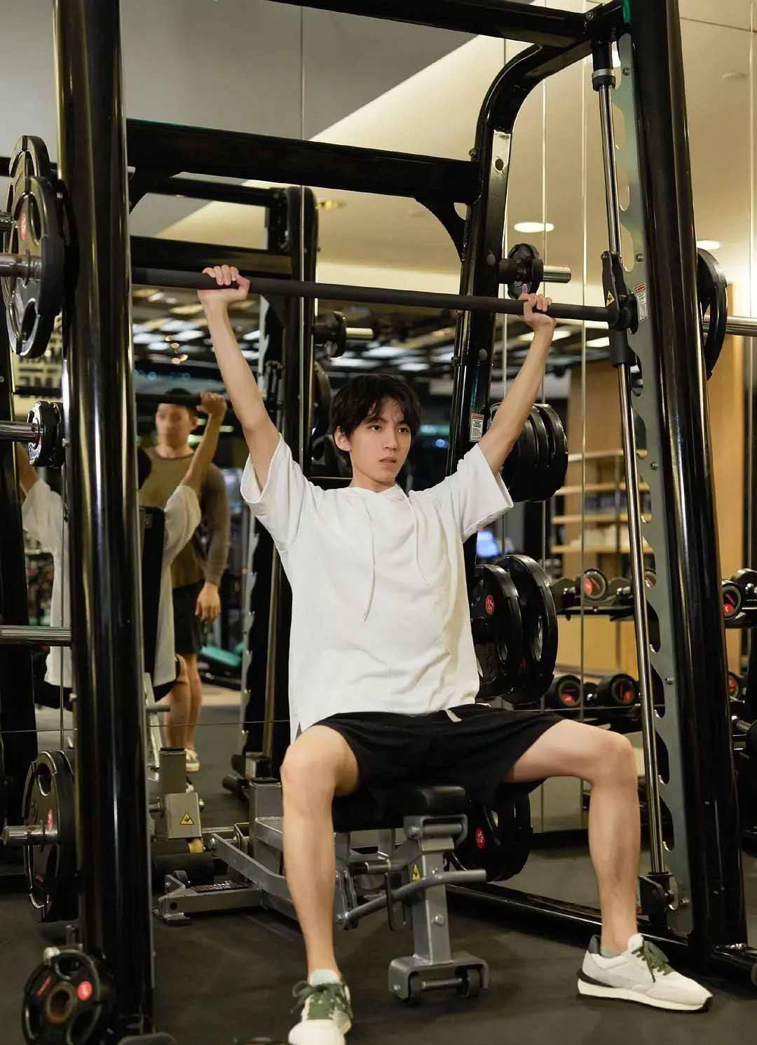 健身后的王俊凯,五官变立体,肌肉线条明显_时候_变化_感觉