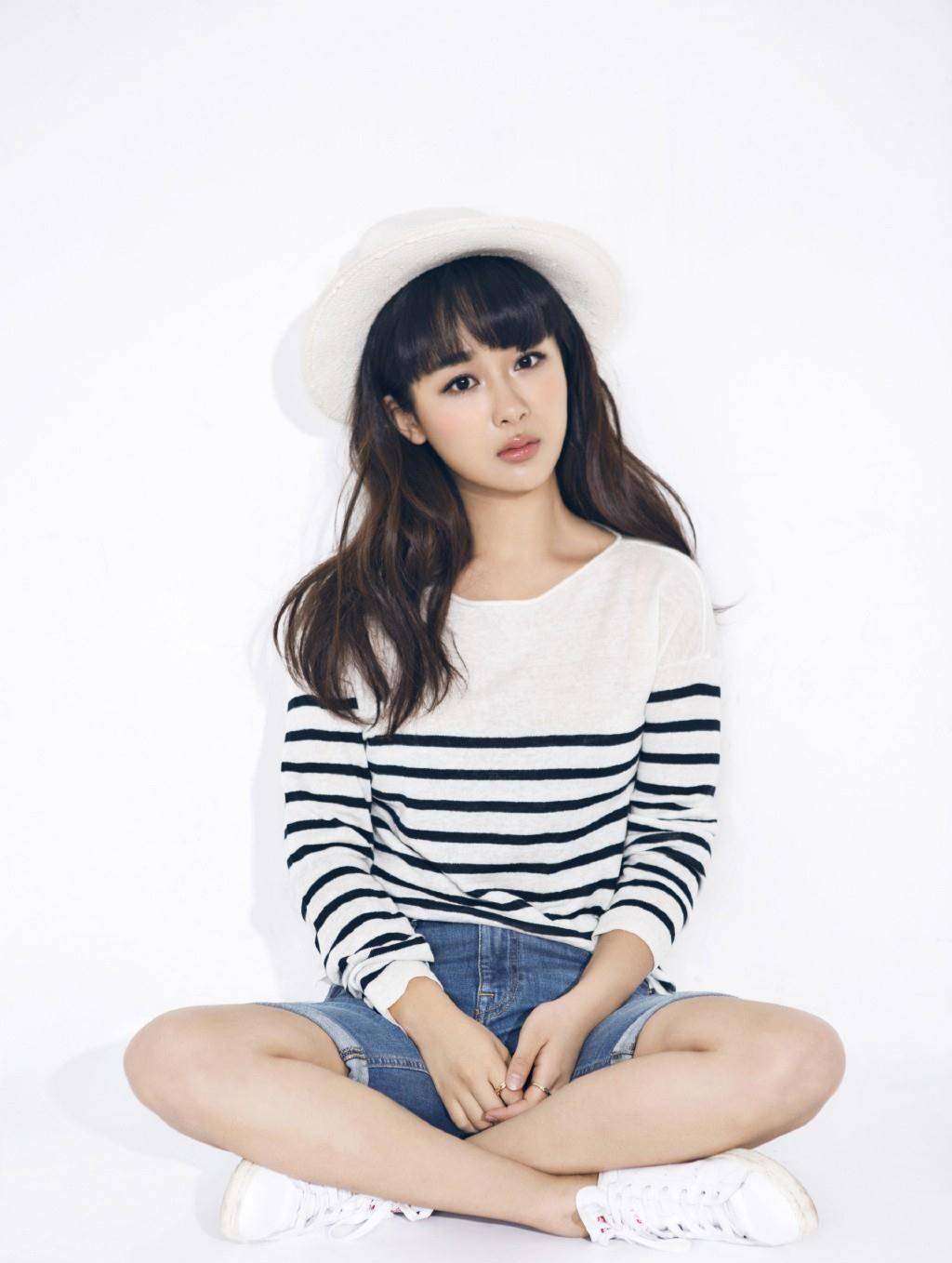 杨紫戴"红领巾"现身,穿卫衣配直筒牛仔裤,乖巧得像个初中生_照片_感觉