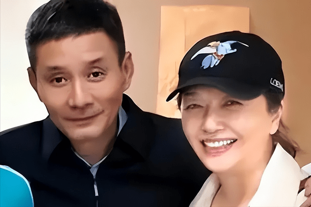 江珊第二任丈夫名叫田小洁,男人的外形在俊男靓女遍地走的娱乐圈中并