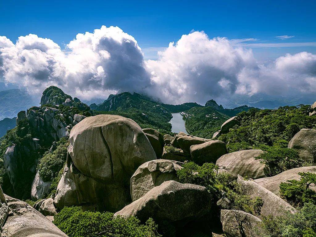 安徽天柱山:层崖叠翠出峰峦 白云飞动蔚蓝天