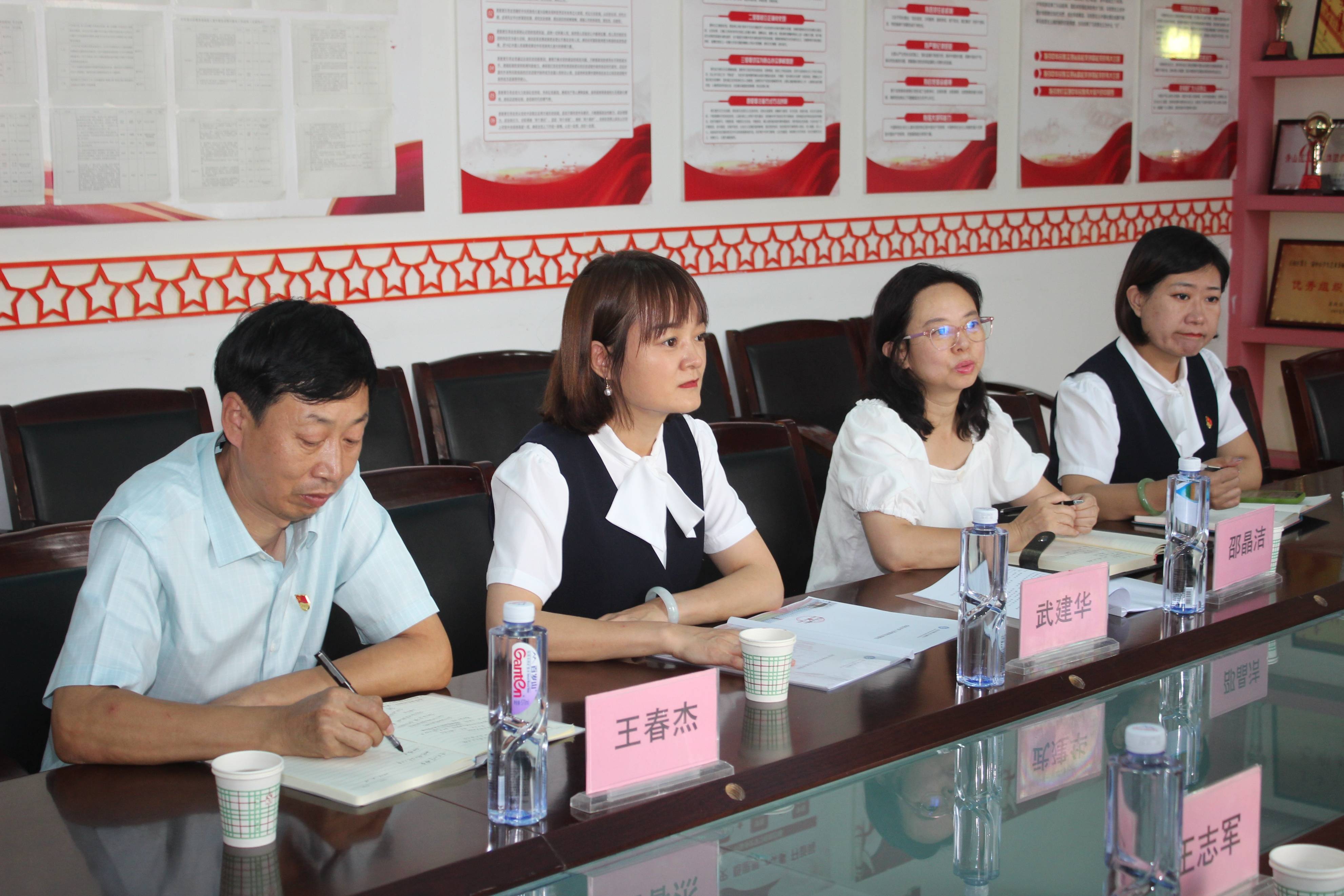 首先,青山区北重四小党支部书记,校长武建华从课程设置,教学管理,教师