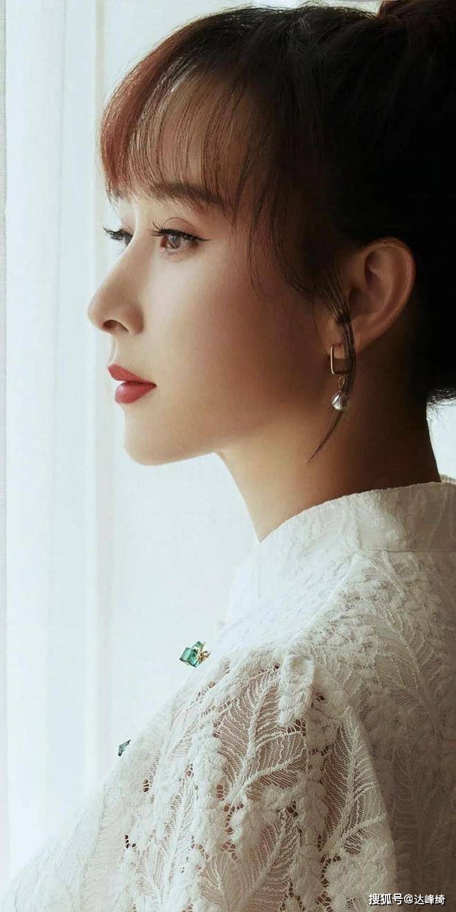 胡静是一位才华横溢的女明星,凭《孝庄秘史》中的苏茉尔一跃成名_一角