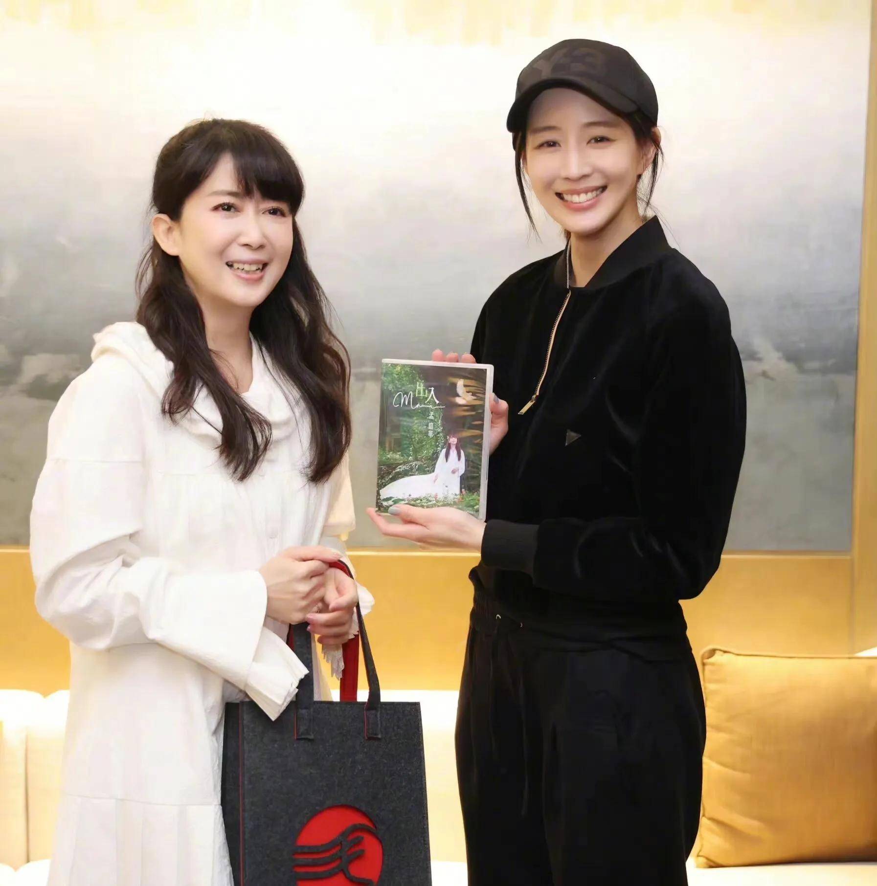 张钧甯晒出与51岁歌手孟庭苇的合照,并称追星成功,俩人亲密相拥_歌坛