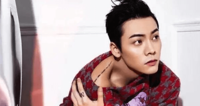 当时baby和陈伟霆他们是在同一家公司,所以关于两人恋情的消息也被压