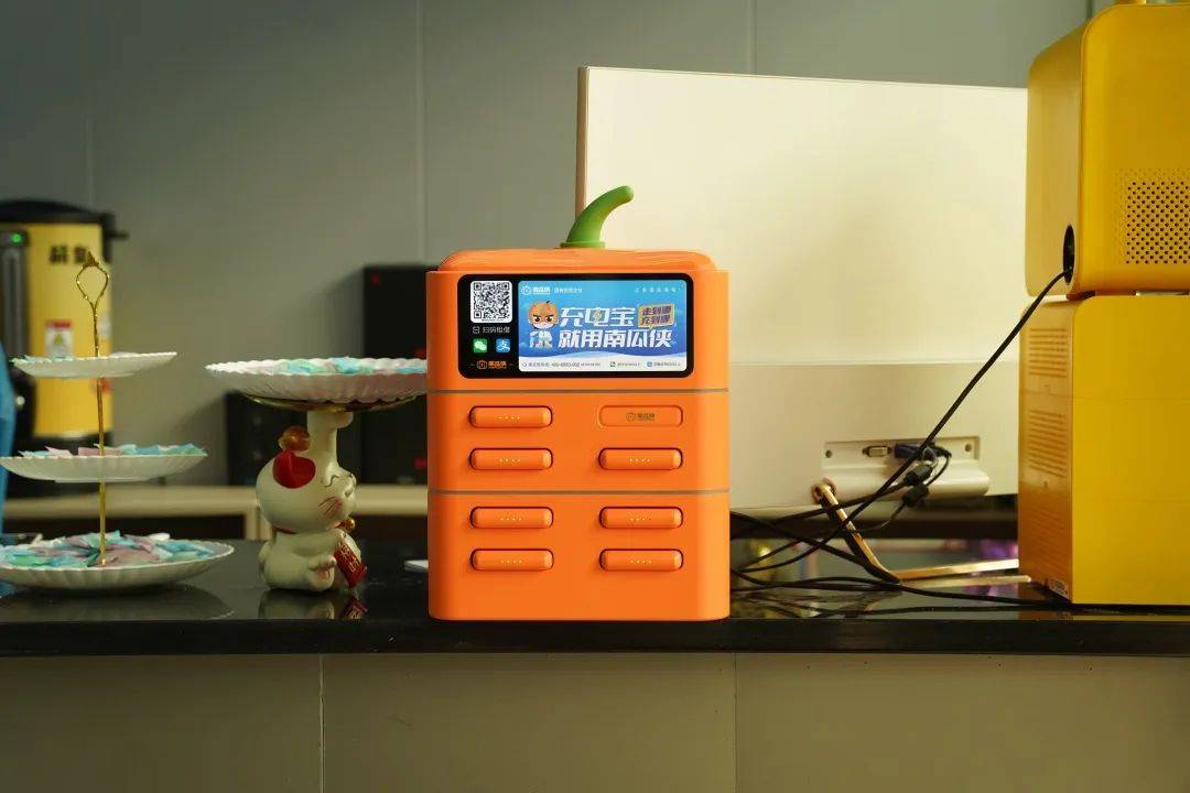 在这种背景下,商家将共享充电宝置于店内,为前来消费的顾客提供充电