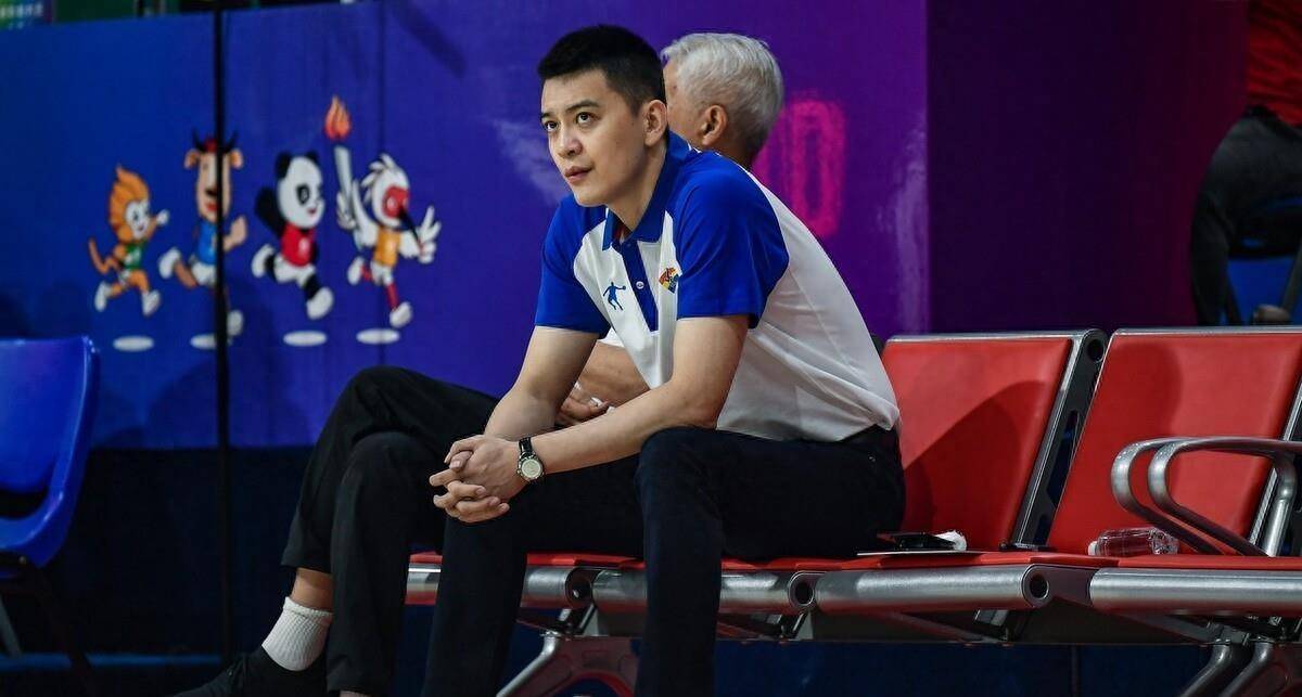 杨鸣替身走马上任,辽宁男篮官宣任命,郭艾伦韩德君力挺支持_洛佩斯