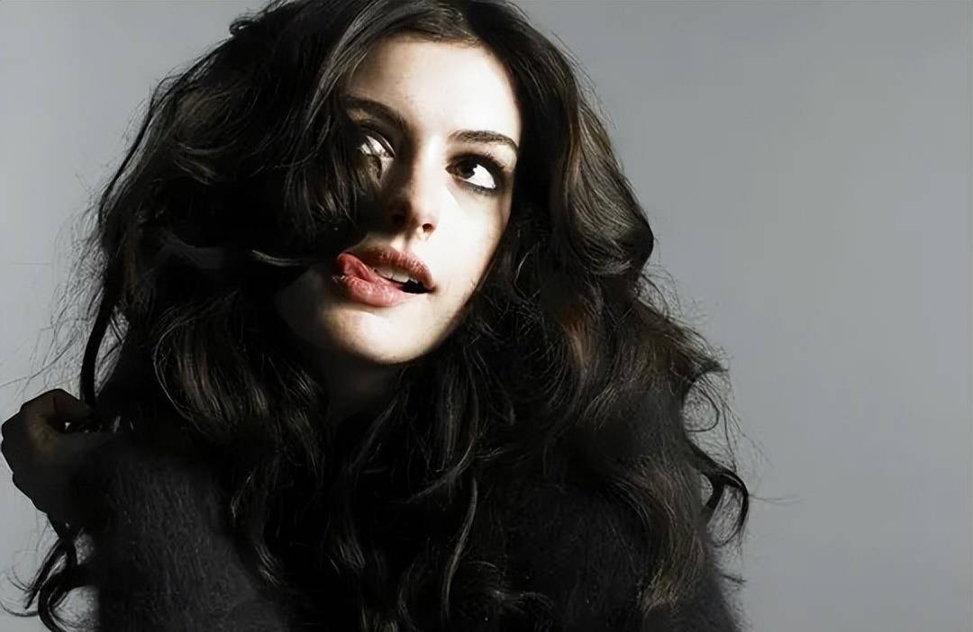 "魅力巨星"安妮·海瑟薇,娱乐圈的后起之秀,独立与力量的代名词_表演