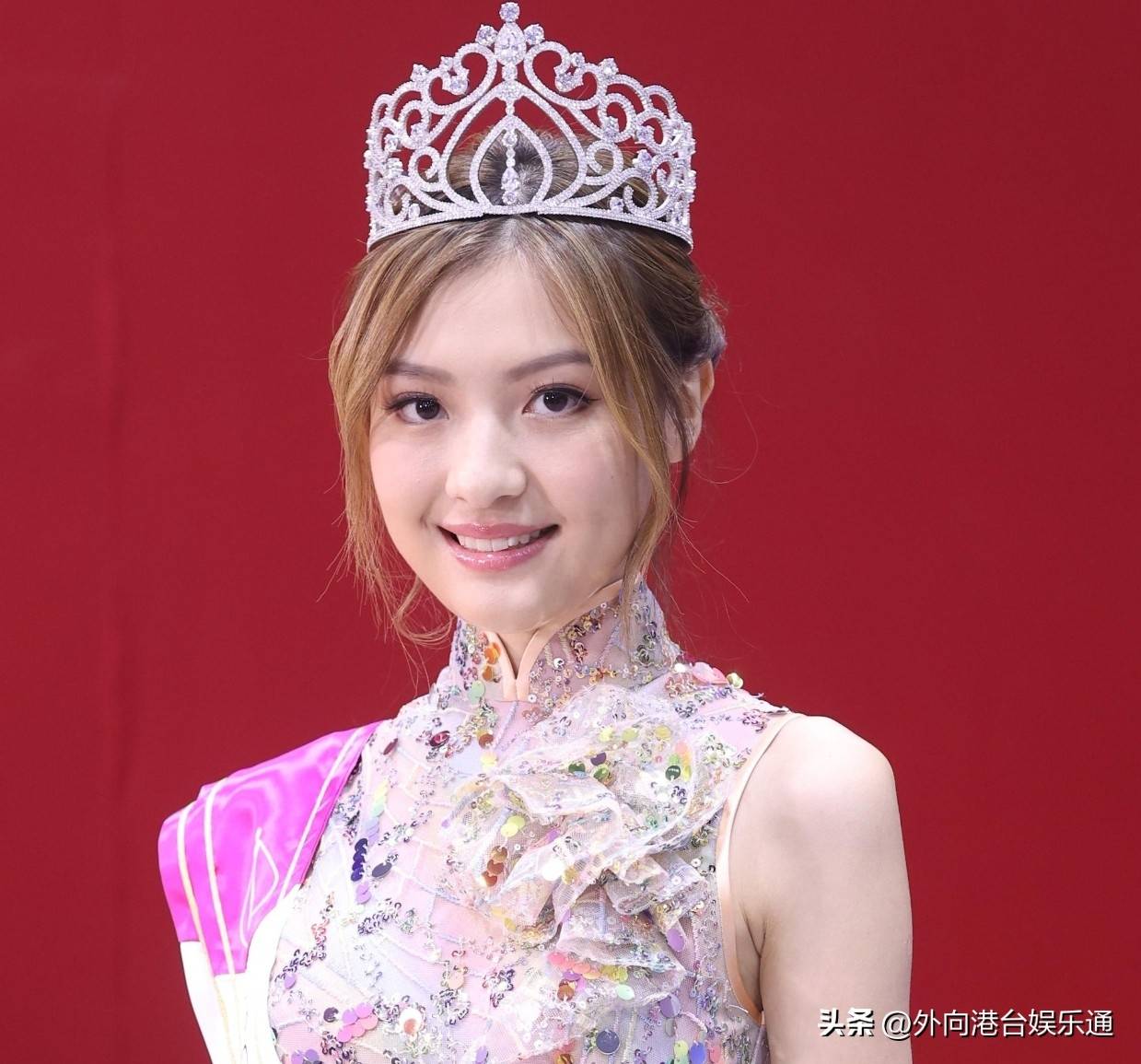 港姐亚军王怡然暂停公开活动,此前被曝父母是老赖_回应_处理_姜依宁