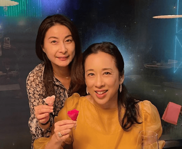 此外,郭晶晶还晒出了两张照片,第一张是霍启刚与三兄弟母亲合照的照片