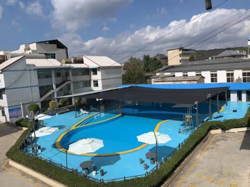 峨山天运温泉酒店共有48间客房,设有室外温泉池2个,室内温泉池2个