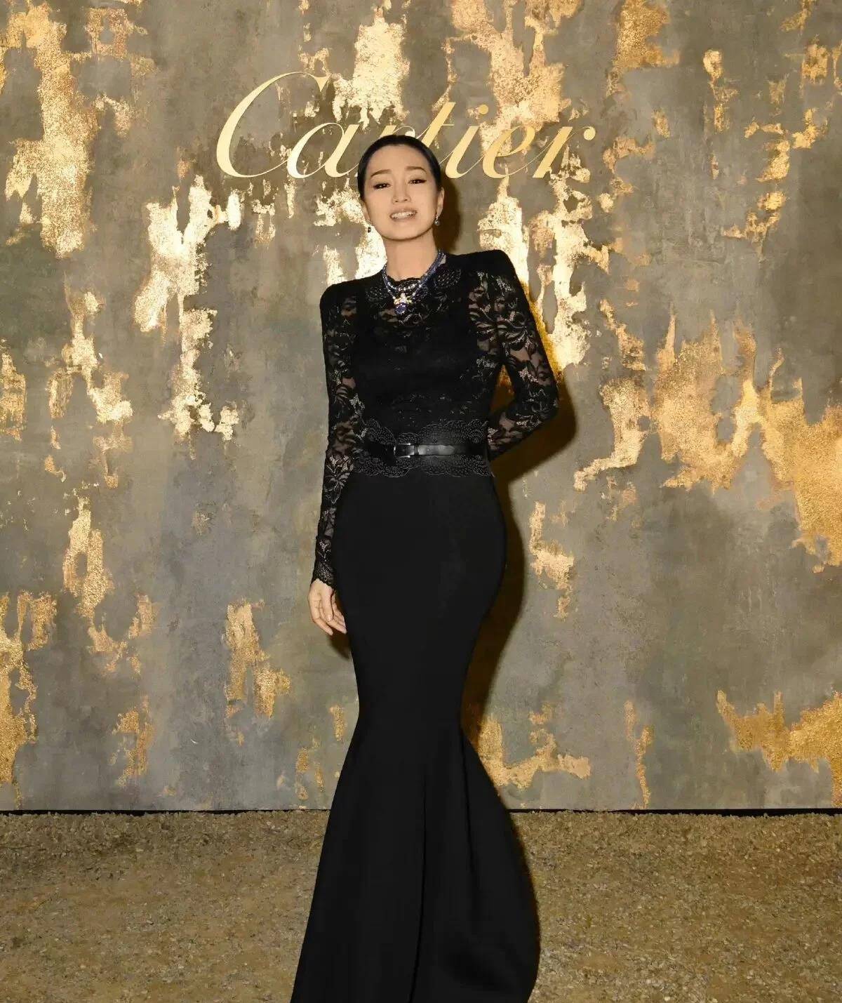 巩俐越老越有气质,穿黑色时尚连衣裙秀出魔鬼曲线,自信模样真美