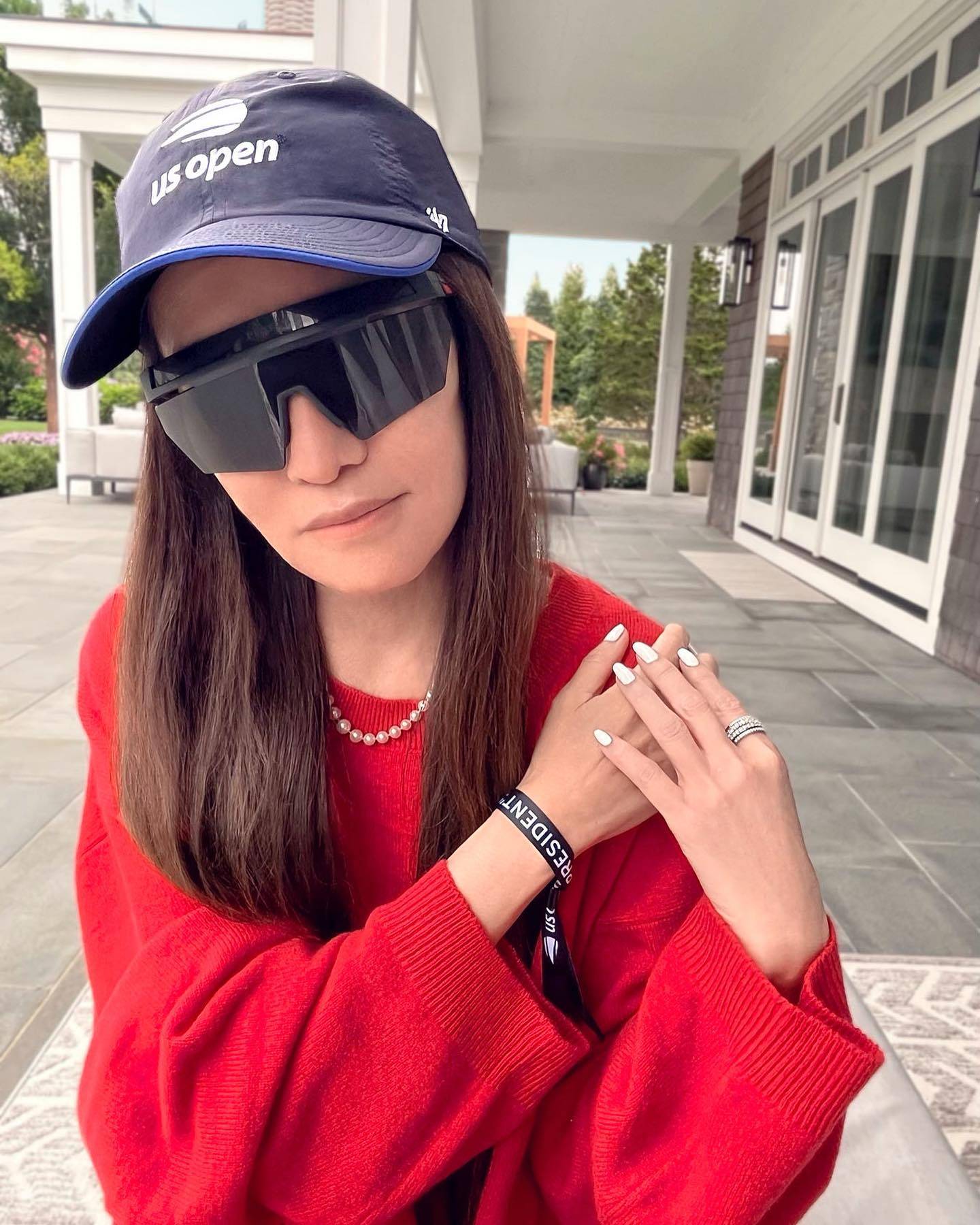 一身蓝白配秀少女身姿,这发量这身材确实绝了_造型_米歇尔_时尚