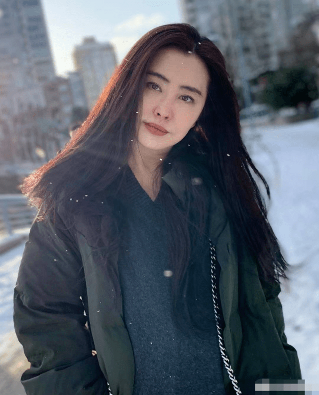 54岁王祖贤近况接地气!