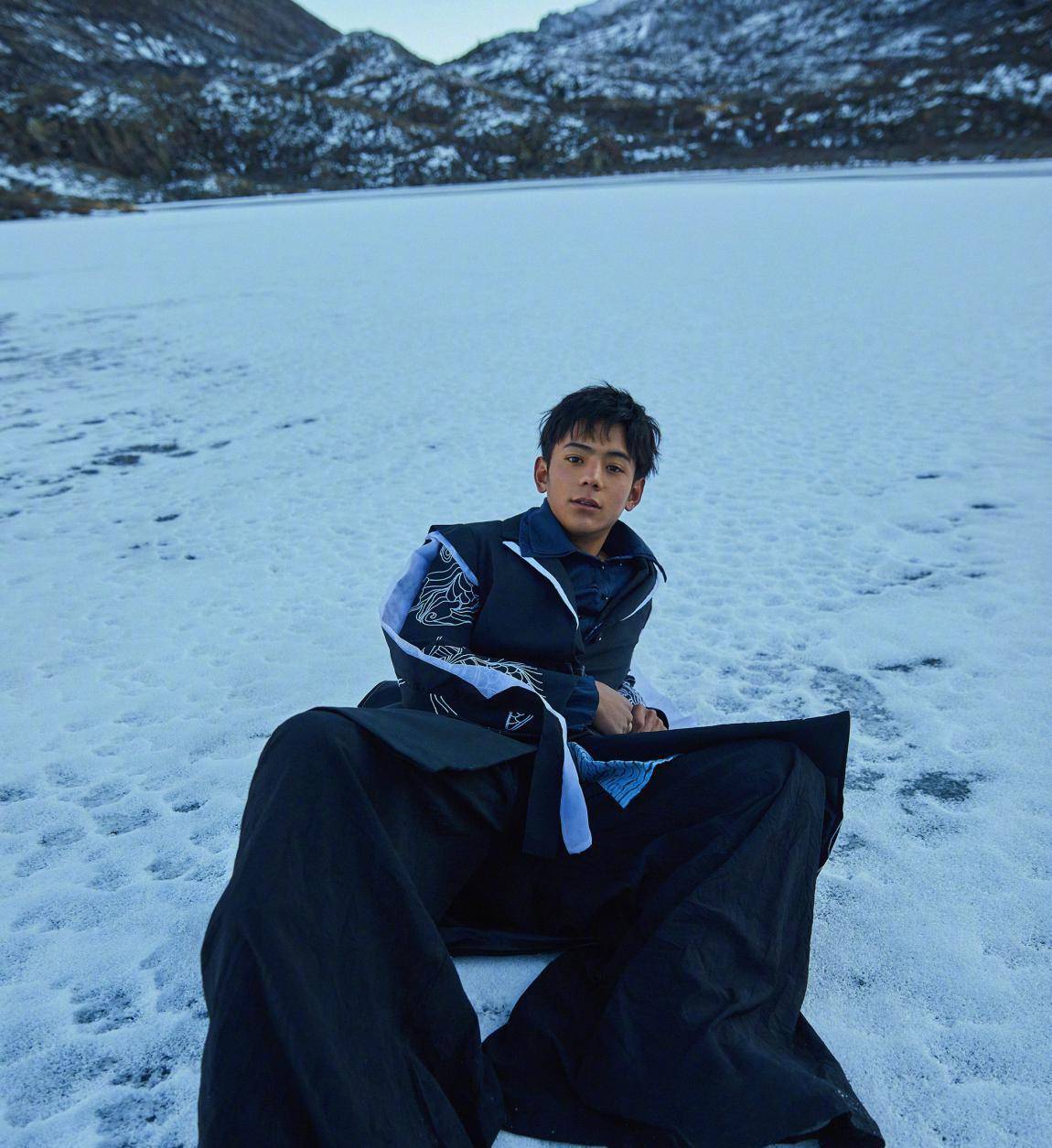 丁真男人装写真曝光,眼神纯欲不失野性,穿民族特色服饰帅气吸睛_少年