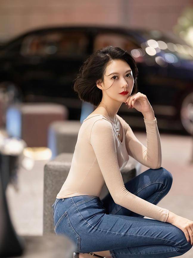 紧身长袖衫,牛仔裤加持,短发美女模特街头展示时尚气质_女孩子_衬衫
