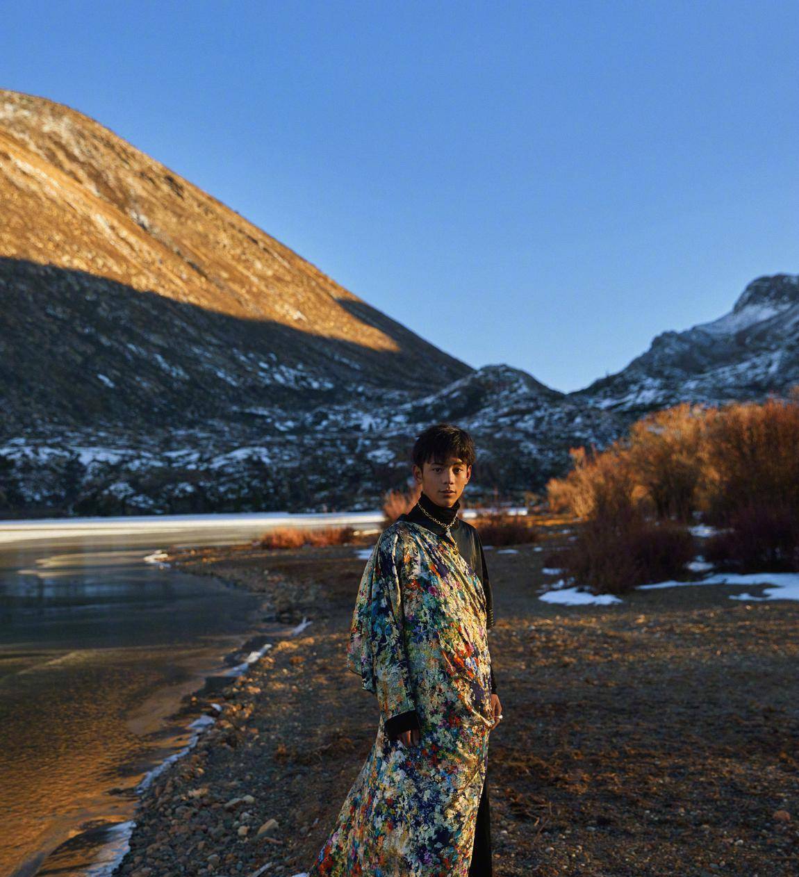 丁真男人装写真曝光,眼神纯欲不失野性,穿民族特色服饰帅气吸睛_少年