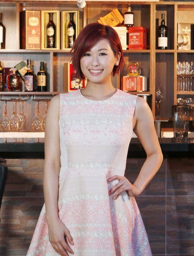 她出身不算普通,妈妈是前无线艺人,《欢乐今宵》昔日的台柱子梁小玲