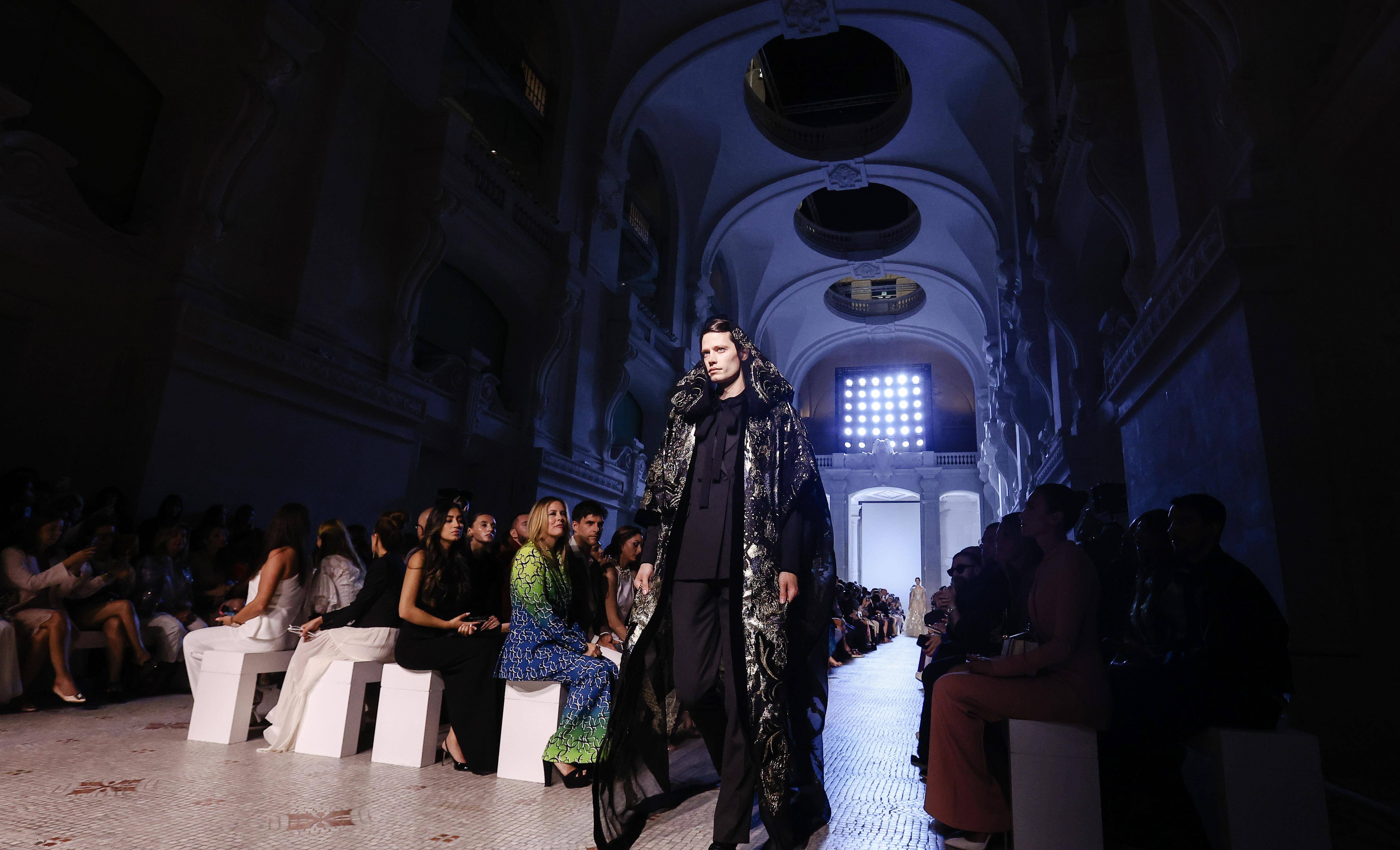 3月5日,模特们在国外巴黎高级时装周上展示了eliesaab品牌2023/2024