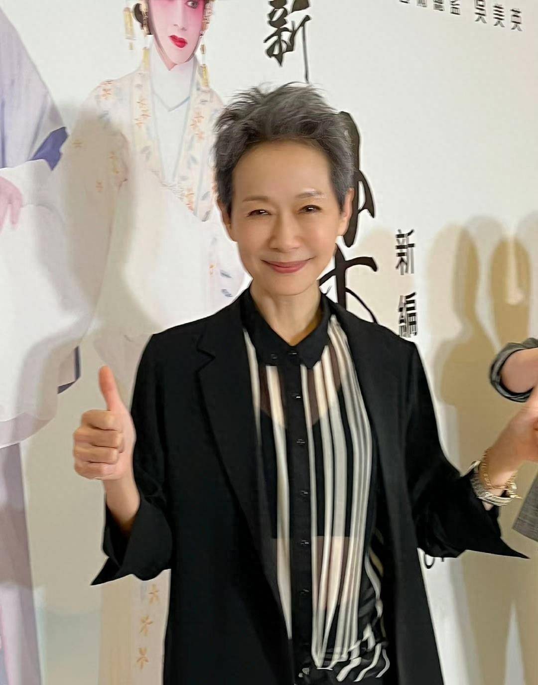 这才是真正的自然衰老:60岁叶童白发淡妆,不怕被嘲笑显老_发型_丝巾