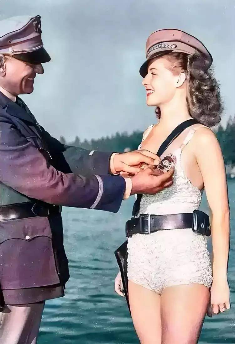 “这张”38年美国军官向女星颁发勋章的照片，尴尬的是，女星穿得太少了！