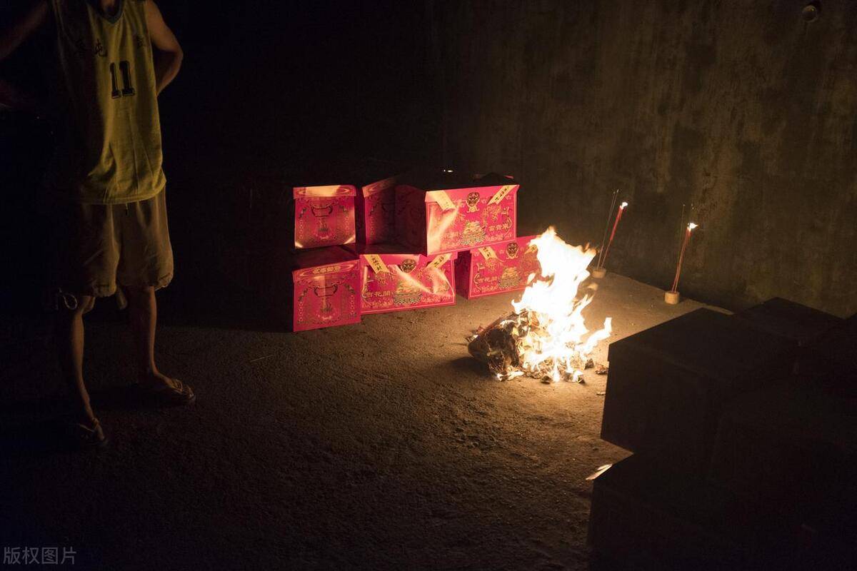烧纸钱是一种传统的中国习俗,在古代,人们相信死者的灵魂仍然存在于世