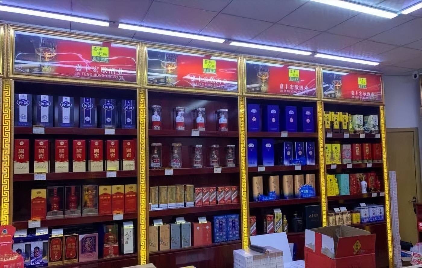 路边不起眼的烟酒专卖店,全靠这3招赚钱,网友:眼红也没法!