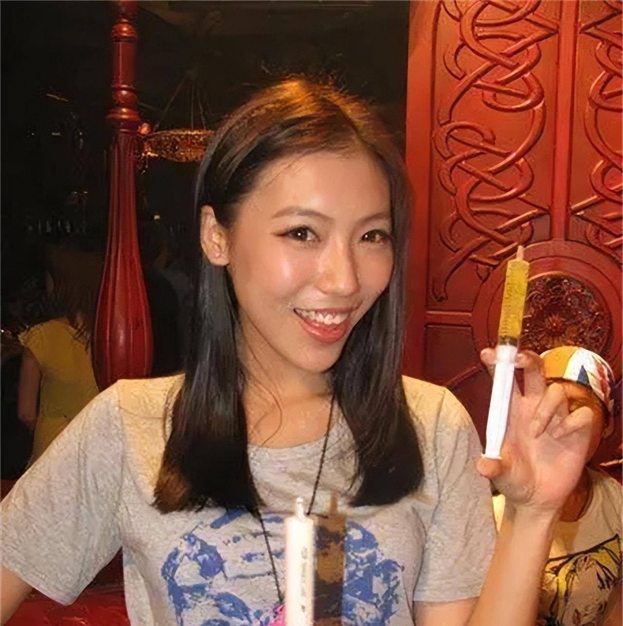 他与模特李亚红的恋情曾引起了媒体的广泛关注,但两人最终分手.