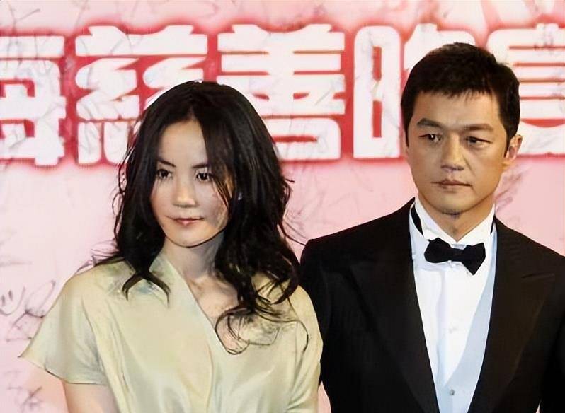 但李亚鹏离婚后,王菲和谢霆锋被媒体发现旧情复燃.