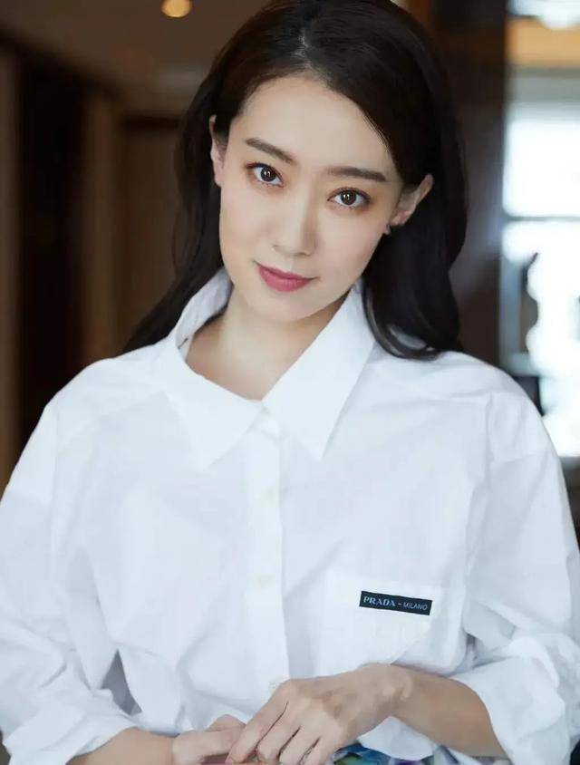 张小斐在路演的过程中,上上下下都围满了粉丝,高声呐喊着张小斐的名字