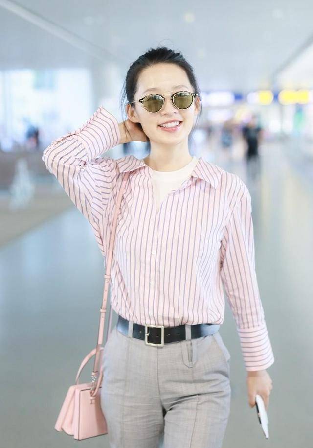 29岁李沁短发齐肩"黄色开衫毛衣 牛仔裤"美得像少女!_条纹_衬衫_气质