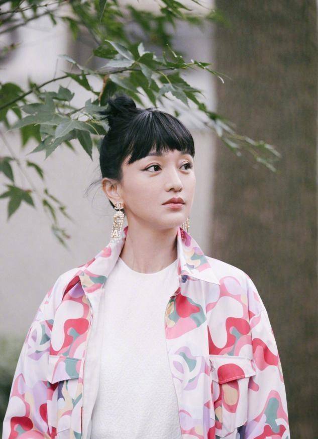 周迅早期造型被曝光,染橘黄发色鬼马精灵,比"女团"美多了_女性_气息
