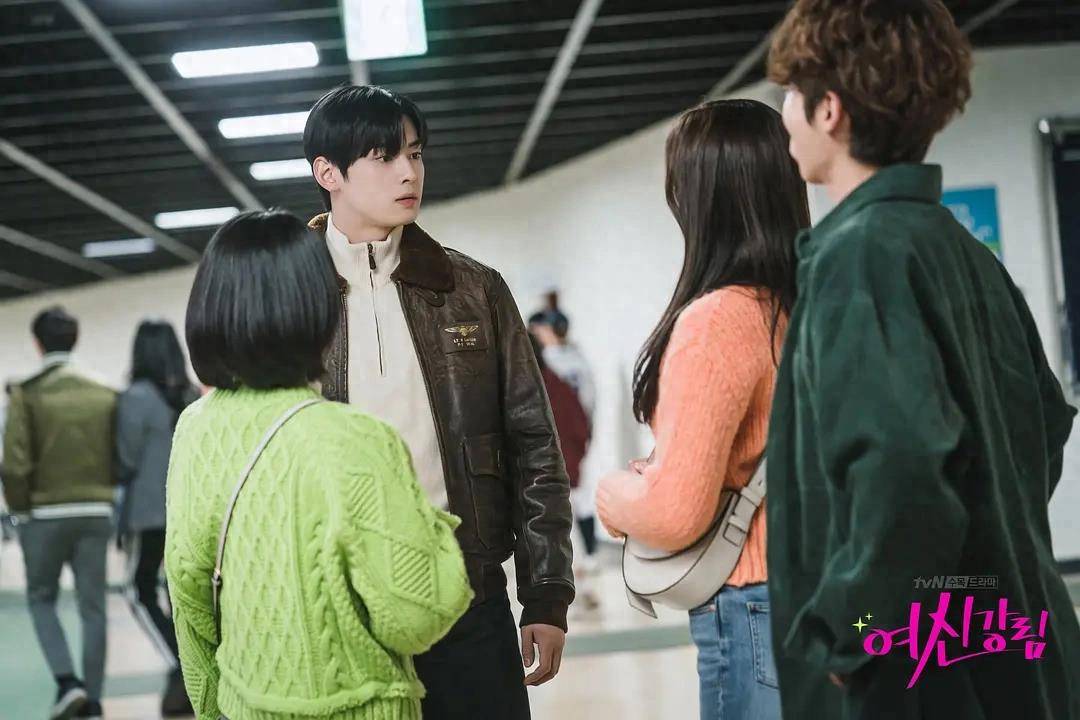 秘密泄露与挑战在电视剧中,校园中的第一名帅哥李修浩(车银优饰)偶然