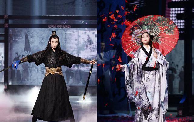 关晓彤一身水墨长袍翩翩起舞,而吴磊则是身穿一袭黑色古装帅气舞剑