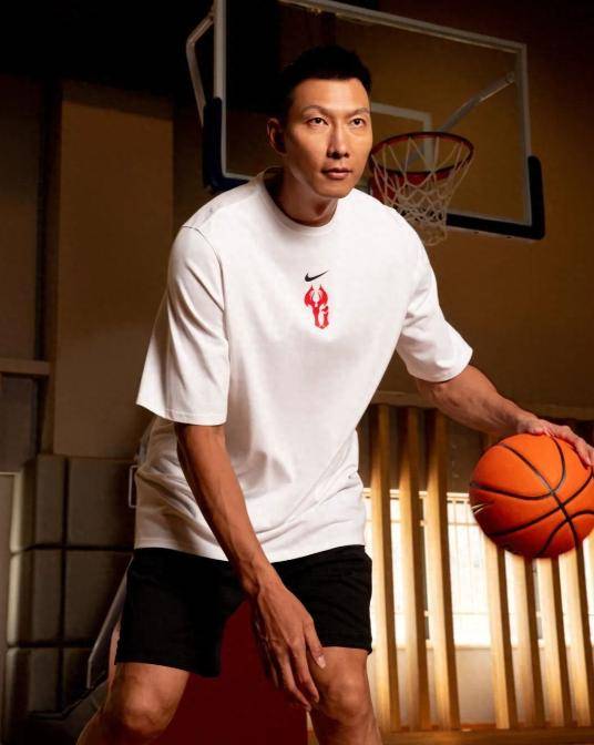 顶级球员易建联退役,35岁身材极佳娇妻陪伴,网友称人生赢家啊_传奇