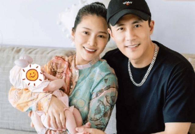 杜淳老婆晒素颜肤白胜雪,角落一个玩偶近7万,日常戴金表显贵气_王灿