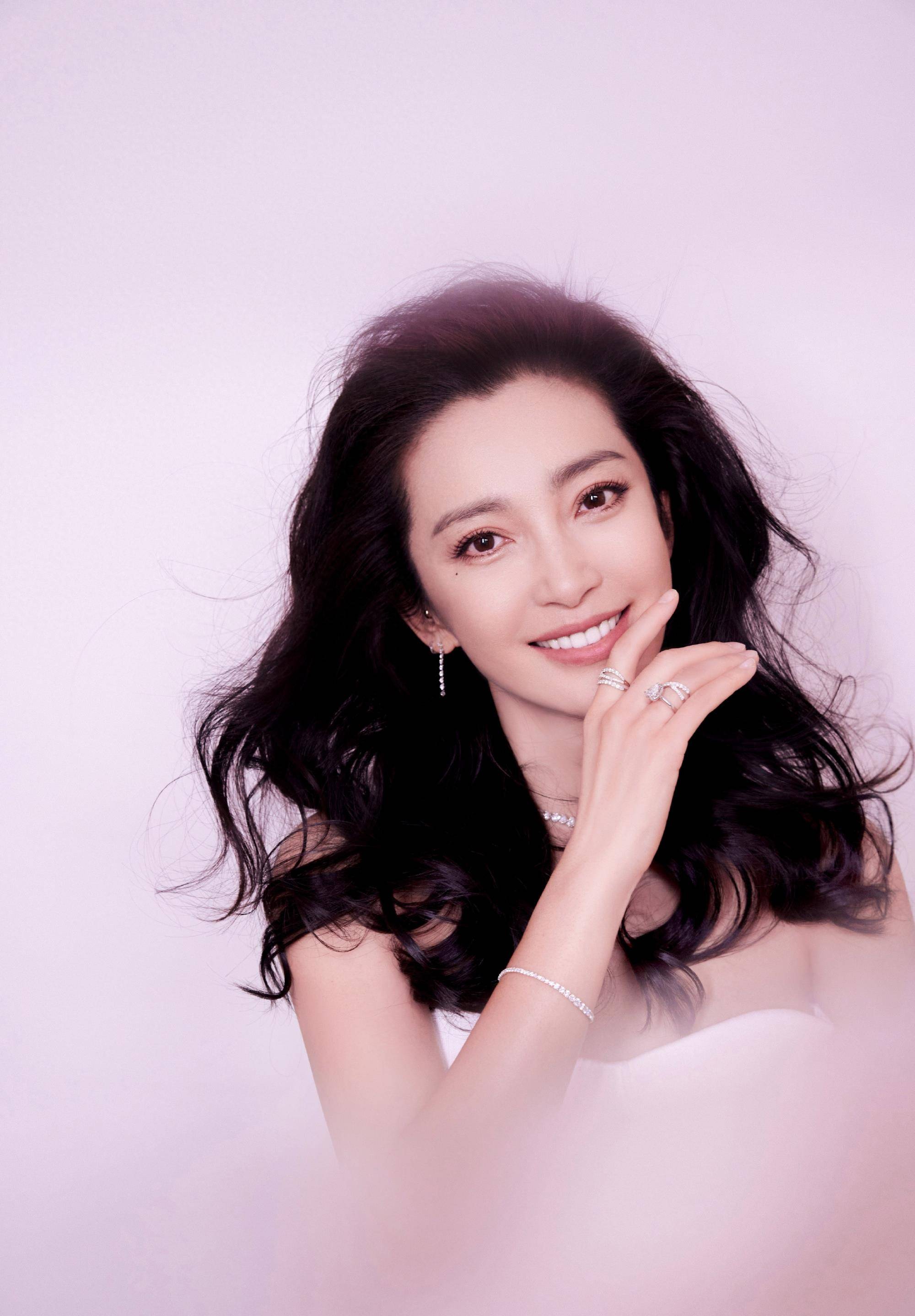 值得一提的是李冰冰这次选择了微卷的长发这让他看起来更加温柔迷人