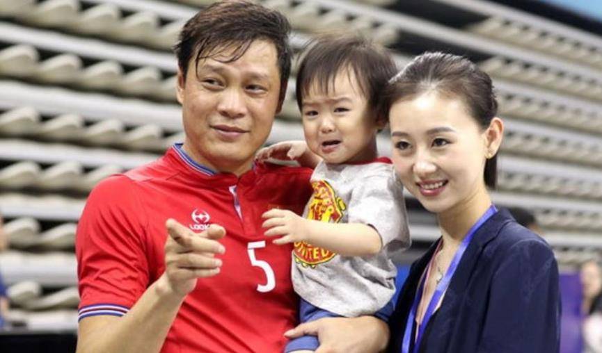 范志毅与球迷比腿长,肌肉紧致美丽好,背后多层豪宅瞩目_张梦瑾_范斯晶