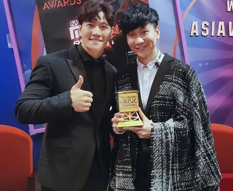 好在林俊杰的基本功够硬,面对金钟国这么个小迷弟,他也丝毫没有掉链子