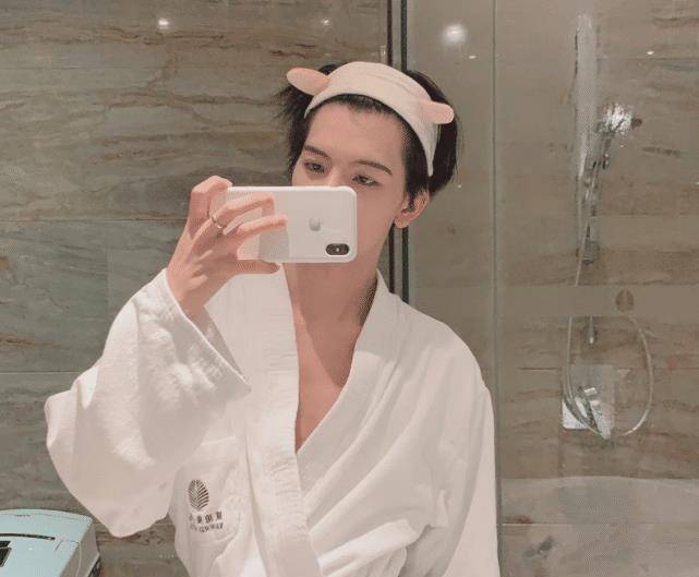 七鹤大人为证明不是"鸭嘴兽",特地曝出素颜照,颜值帅到犯规_口罩_因为