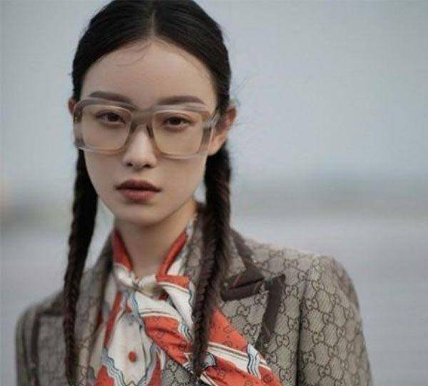 倪妮双颊流畅,下巴收紧又不至于过尖,可以轻松驾驭英气和柔美两种风格