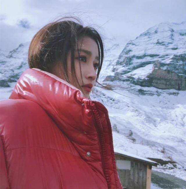 关晓彤穿上厚厚的羽绒服也好美,唐嫣穿上很可爱!_衣服_郑爽_女生