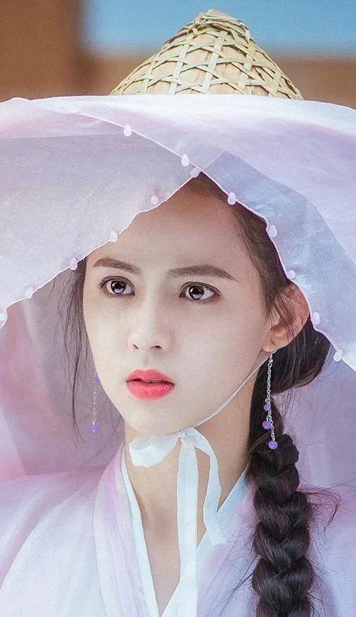 2017年主演《将界第二季》从而正式以演员身份出道.