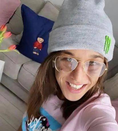 乔安娜更新社交动态晒出最新露脸照;网友:这就是与张伟丽的差距