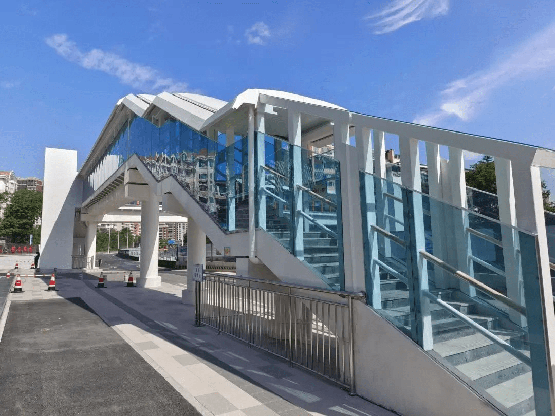 西海岸新区太行山路人行天桥竣工投用_居民_小学_城市