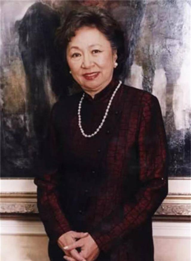 他认为唐宝玥帮他在政治上发展,主贵;黄蕙兰给予他以财力的支持,主富
