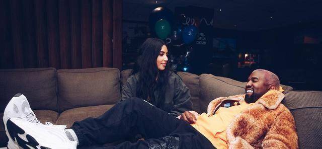 全身涂银色油漆,为了宣传要这么拼吗_泰勒_卡戴珊_耿直