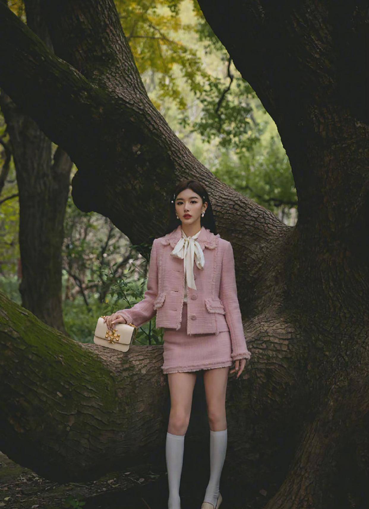 孔雪儿真会打扮自己,粉色小香风套装配丝巾优雅清甜,温柔又高级_外套